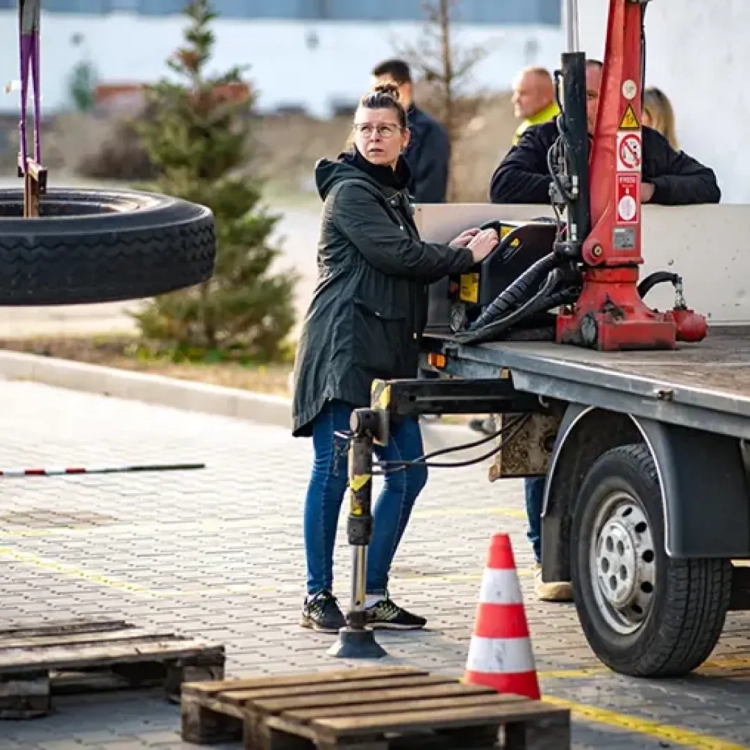 Kobieta obsługująca HDS - kurs i szkolenie operatora sprzętu
