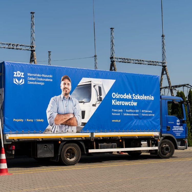 Szkolenie ADR początkowe - ciężarówka na placu manewrowym dla kursantów